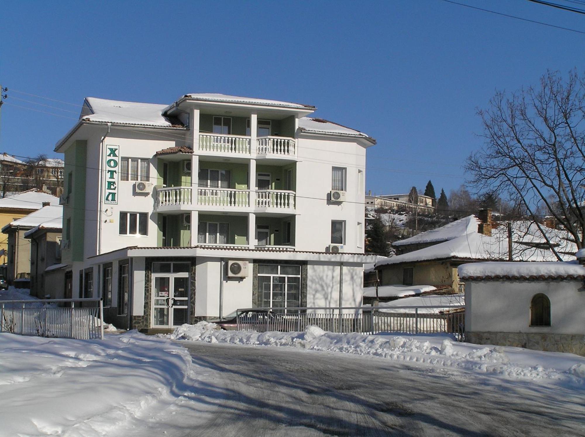 Karadzhovy Guest House Kalofer Kültér fotó