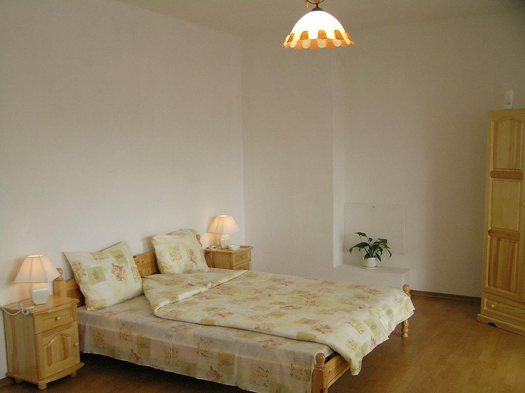 Karadzhovy Guest House Kalofer Szoba fotó