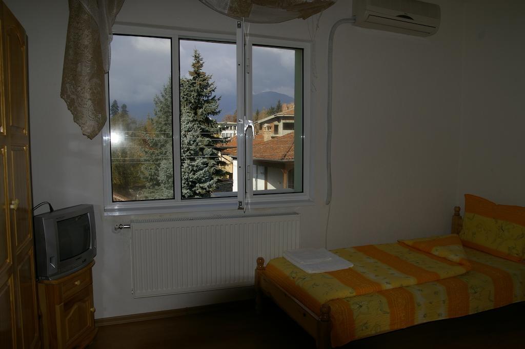 Karadzhovy Guest House Kalofer Szoba fotó
