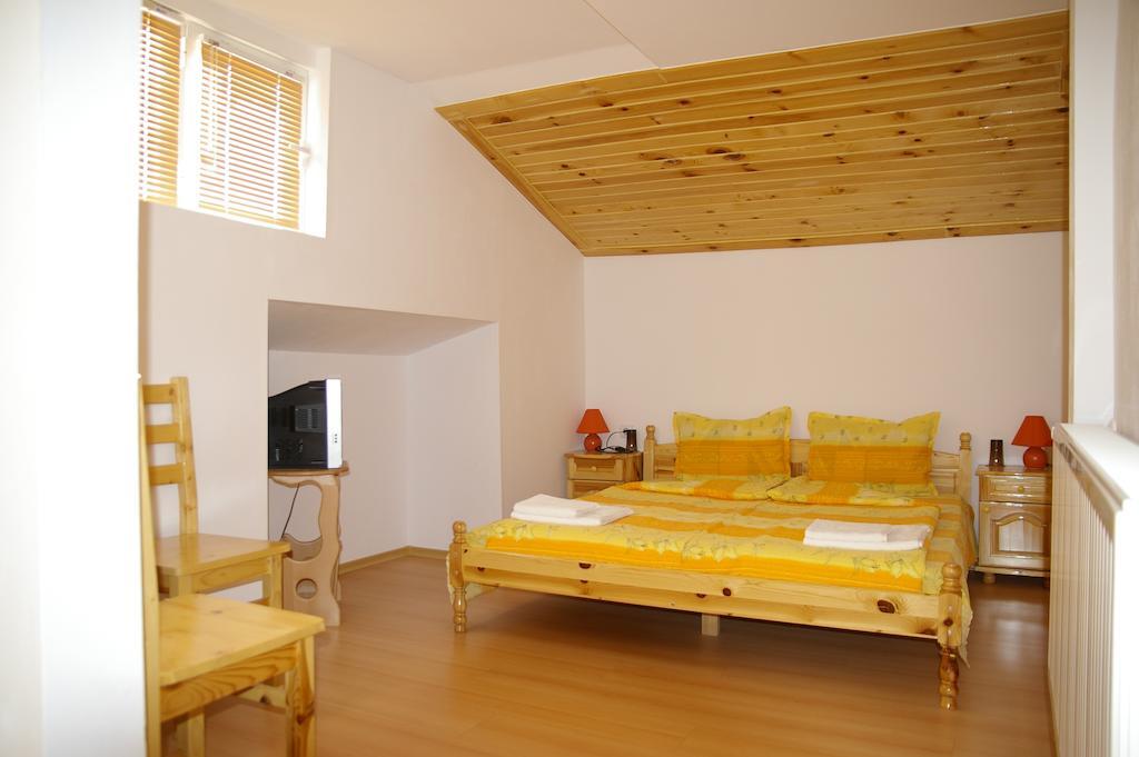 Karadzhovy Guest House Kalofer Szoba fotó